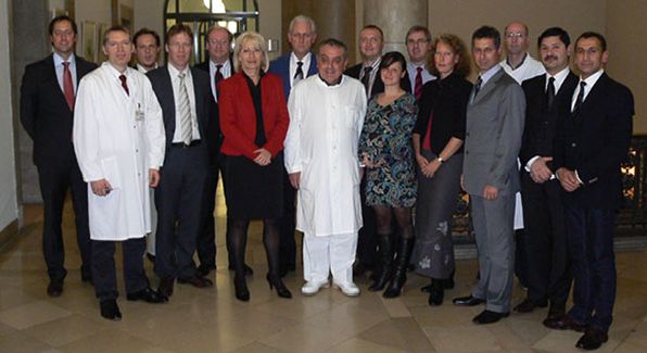 Founding members, gathered together around Chairman Prof. Dr. Roland Hetzer